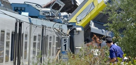 Trosky vlaků, jež se srazily v Itálii. 