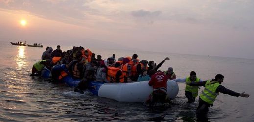 Migrační vlna přinesla i běžence na takovýchto člunech (ilustrační foto). 