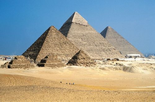 Na snímku jsou tři nejznámější egyptské pyramidy. Jak se jmenuje ta největší?