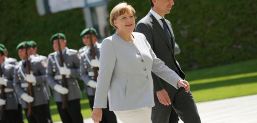 Nastoupení vojáci a Angela Merkelová (ilustrační foto).