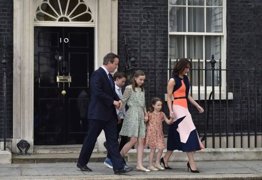 David Cameron s rodinou opouští premiérské sídlo v Downing Street.