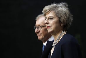 Britská premiérka Theresa Mayová po boku s manželem Philipem Mayem.