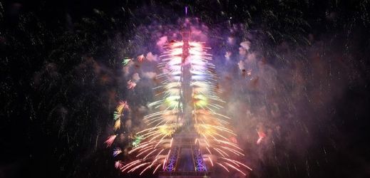 Eiffelova věž v Paříži při čtvrtečních oslavách Dne Bastily.