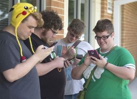 Lovci Pokémonů vyzbrojeni chytrými telefony.