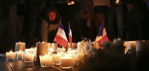 Svíčky zapálené za oběti útoku.