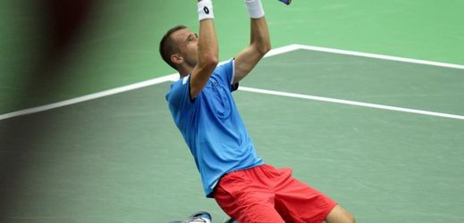 Český tenista Lukáš Rosol slaví své vítězství nad Tsongou.