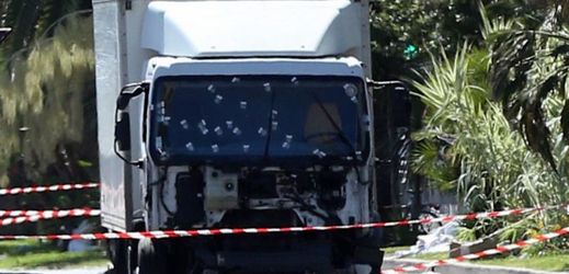 Nákladní vůz, kterým útočník najížděl do lidí v Nice.