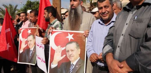 Pokus o převrat ukázal sílu podpory mocnáře Erdogana.