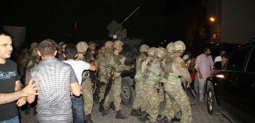 Turečtí vojáci při puči.