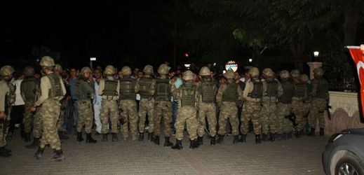 Turečtí vojáci čelí davu.