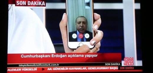 Prezident Recep Tayyip Erdogan zavolal do studia, aby ze zahraničí promluvil k Turkům.