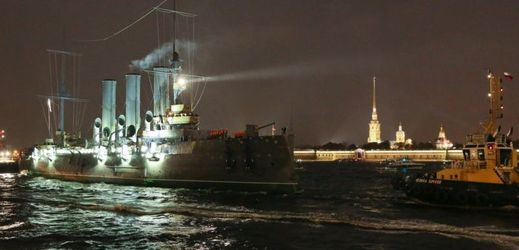 Křižník Aurora je zpět v Petrohradu.