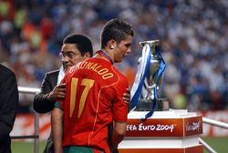 I v roce 2004 Cristiano Ronaldo po finálovém hvizdu brečel. Tehdy to však byly slzy smutku.