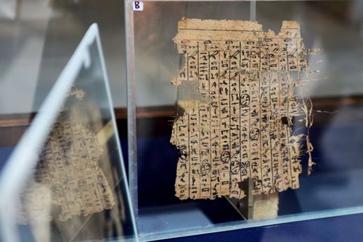 Papyrusy vystavené v muzeu v Káhiře.