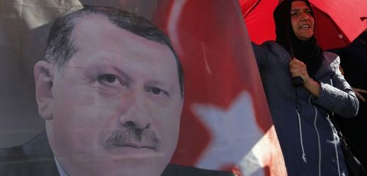 Turecký prezident Recep Tayyip Erdogan má po zmařeném převratu silnou podporu veřejnosti.