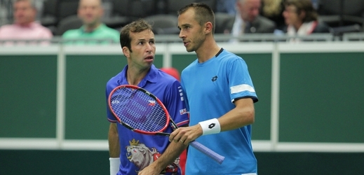 Český pár Štěpánek-Rosol při čtvrtfinále Davis Cupu s Francií.