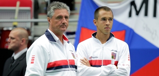 Nehrající kapitán českých tenistů Jaroslav Navrátil (vlevo) s Lukášem Rosolem.