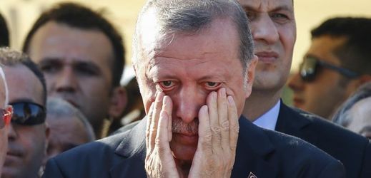 Prezident Erdogan pláče na pohřbu svých přátel, kteří při nezdařeném puči přišli o život.