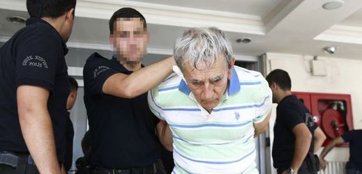 Na snímku zadržený bývalý velitel tureckého letectva Akin Öztürk.