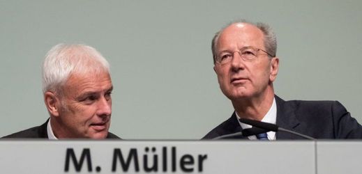 Generální ředitel Volkswagenu Matthias Mueller (vlevo) a šéf dozorčí rady Hans Dieter Poetsch.