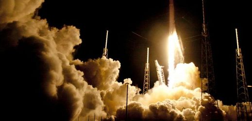  SELČ raketa Falcon 9 startující z Mysu Canaveral na Floridě.
