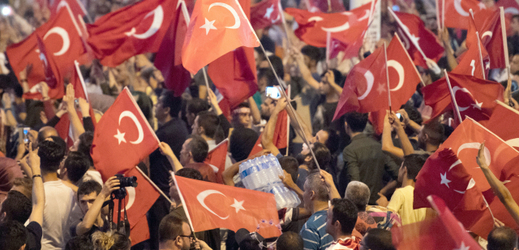 Demonstrace v Istanbulu na podporu prezidenta Erdogana.