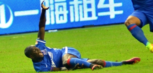 Bývalý fotbalista londýnské Chelsea Demba Ba utrpěl v čínské superlize vážnou zlomeninu nohy, která ohrožuje jeho kariéru.