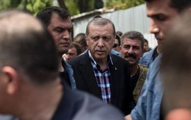 Prezident Recep Tayyip Erdogan odchází z pohřbu lidí, kteří zemřeli při nepodařeném puči.