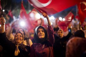 Lidé přišli podpořit prezidenta Erdogana, Istanbul.