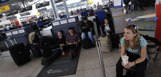 Cestující čekají na letišti.