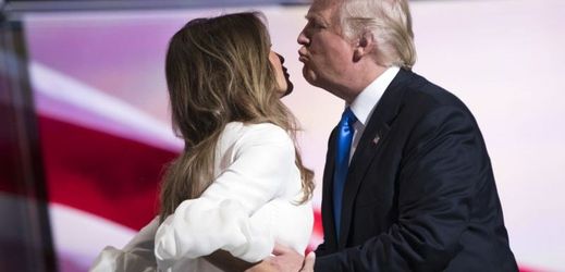 Donald Trump se svou krásnou manželkou Melanie na republikánském sjezdu v Clevelandu.