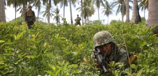 Bezpečnostní složky zabily v indonéské džungli islamistu Santosu.