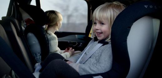 Děti by měly cestovat otočené proti směru jízdy, co nejdéle je to možné.