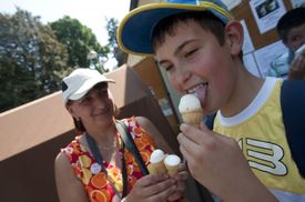 Návštěvníci mohou ochutnat i česnekovou zmrzlinu.