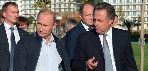 Vitalij Mutko (vpravo, po boku Vladimira Putina) nebude suspendován z funkce ministra sportu.