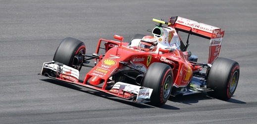 Kimi Räikkönen se ve formuli 1 ztrácí.