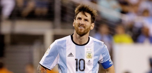 2. Lionel Messi, 29 let, Argentina (Barcelona)Příjem: 20 milionů eur ročně / 1,48 milionu korun denněAni pět vítězství v anketě Zlatý míč neznamená pro argentinskou superstar první místo mezi nejlépe placenými fotbalisty. O další peníze jej nejspíš brzy připraví nezaplacené daně. 