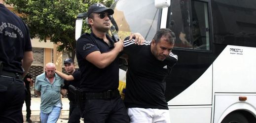 V Turecku zatkli tisíce lidí.