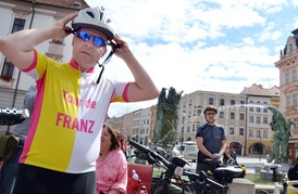 Peloton nese název Tour de Franz (Cesta k Františkovi).