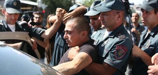 V arménském hlavním městě došlo k potyčkám mezi policisty a demonstranty. 