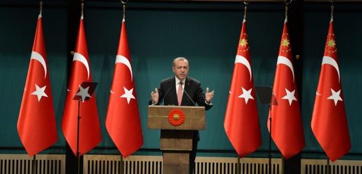 Prezident Recep Tayyip Erdogan vyhlásil tříměsíční výjimečný stav.