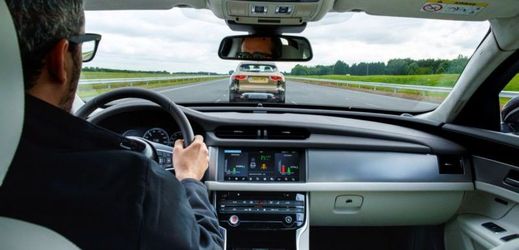 Autonomní řízení nejen uleví řidiči, ale bude mít podíl na bezpečnější jízdě.