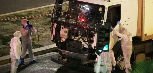 Auto, kterým útočník pozabíjel v Nice desítky lidí.