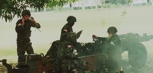 Historické foto z roku 1989, kdy američtí vojáci vpadli do Panamy.