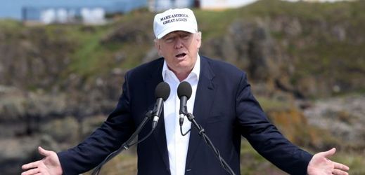 Donald Trump při návštěvě svého golfového hřiště ve Skotsku.
