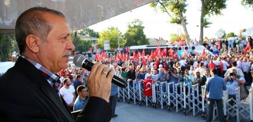 Turecký prezident Tayyip Erdogan při proslovu ke svým podporovatelům.