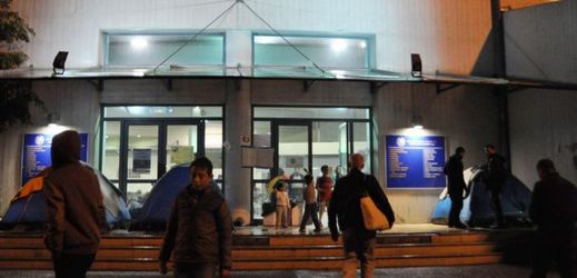Do příštího týdne by měl být uprchlický tábor v aténském přístavu Pireus vyklizen.