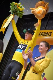 Chris Froome přebírá žlutý trikot pro nejlepšího závodníka Tour de France