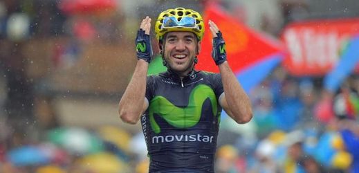 Ion Izaguirre ze stáje Movistar v cíli předposlední etapy Tour de France.