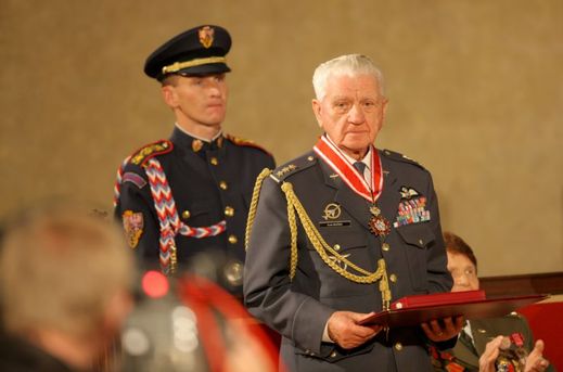 Emil Boček přebírá státní vyznamenání ve Vladislavském sále, říjen 2010.